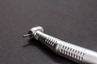 Siyah arkaplanda diş bakımı için diş aletleri