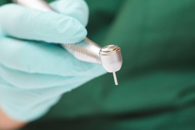 Diş hekimi eldiveni ve diş teli..