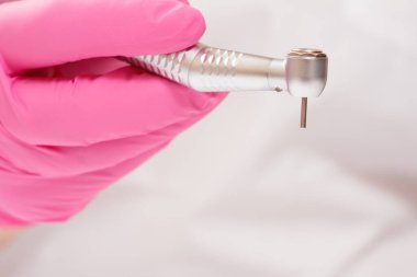 Diş hekimi eldiveni ve diş teli..