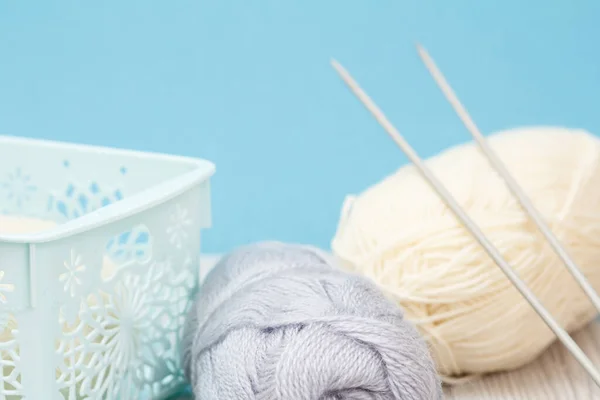 Fios de lã para tricotar. Esferas de fios de lã natural . — Fotografia de Stock