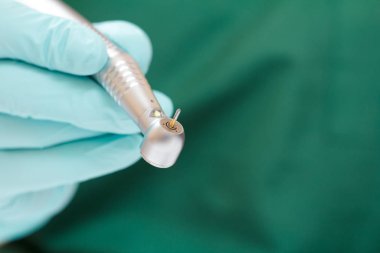 Diş hekimi eldiveni ve diş teli..