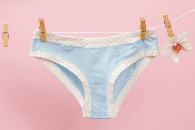 Pembe arka plan üzerinde güzel kadın pamuk lu külot.