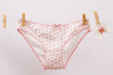 Pembe arka plan üzerinde güzel kadın pamuk lu külot.