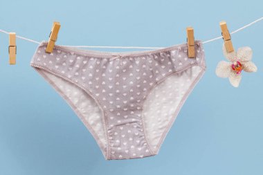 Mavi arka planda güzel kadın pamuğu külotu.