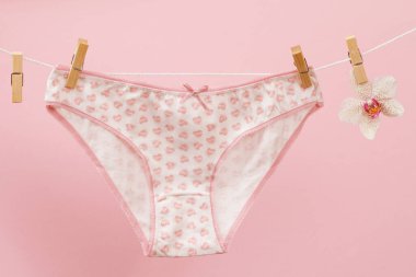 Pembe arka plan üzerinde güzel kadın pamuk lu külot.