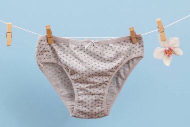 Mavi arka planda güzel kadın pamuğu külotu.