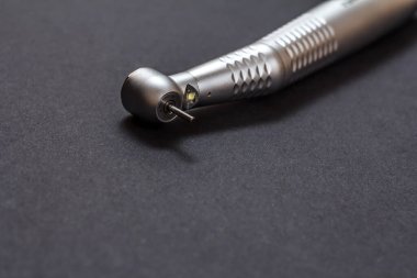 Siyah arka planda diş bakımı için diş aracı.