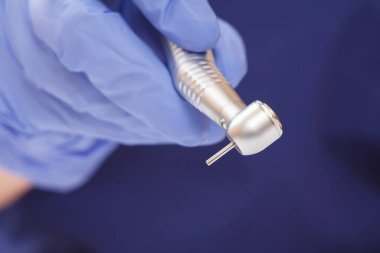 Diş hekimi eldiveni ve diş teli..