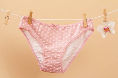 Bej arka planda güzel kadın pamuğu külotu.