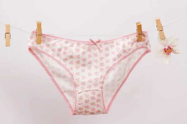 Krásné ženské bavlněné kalhotky na růžovém pozadí. — Stock fotografie