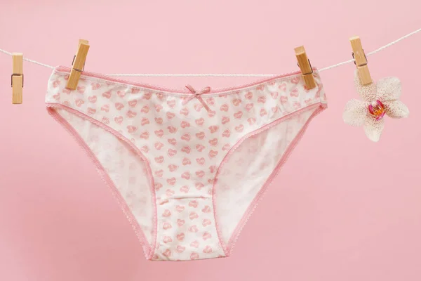 Belle culotte en coton pour femmes sur fond rose . — Photo