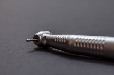 Siyah arka planda yüksek hızlı dişçi çantası şefi. Diş tedavisi için diş aletleri. Tıbbi aletler. Yakın çekim görüntüsü. Sığ alan derinliği.