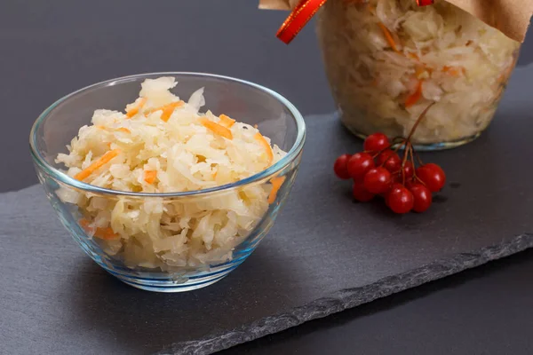 Cavolo Fermentato Fatto Casa Con Carota Ciotola Vetro Vaso Grappolo — Foto Stock