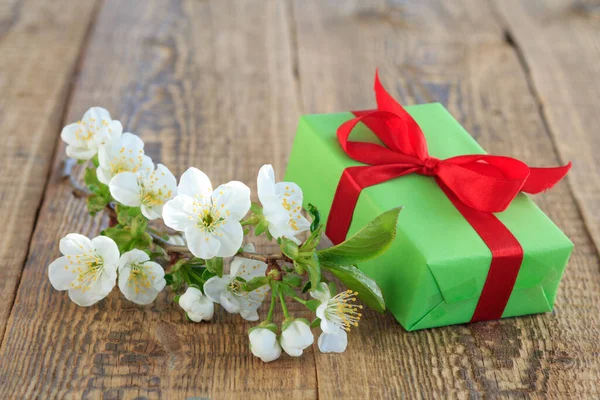 Dárková Krabice Větví Krásných Jasmínových Květin Dřevěném Pozadí Koncept Darování — Stock fotografie
