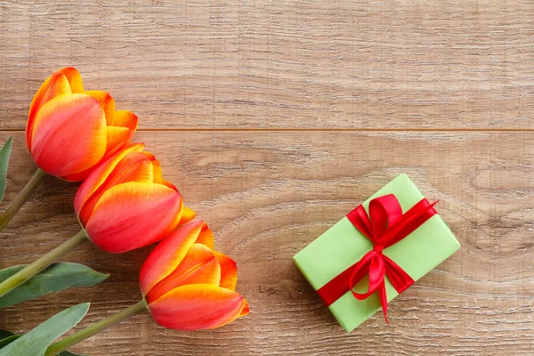 Cadeaudoosje Met Rode Tulpen Houten Planken Wenskaart Concept Bovenaanzicht — Stockfoto