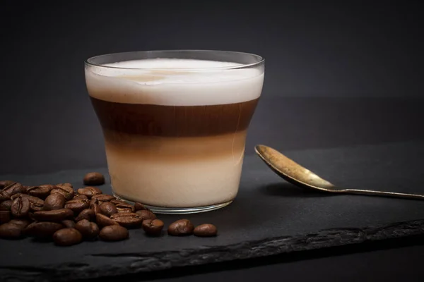 Šálek Cappuccino Kávová Zrna Lžíce Černém Pozadí — Stock fotografie