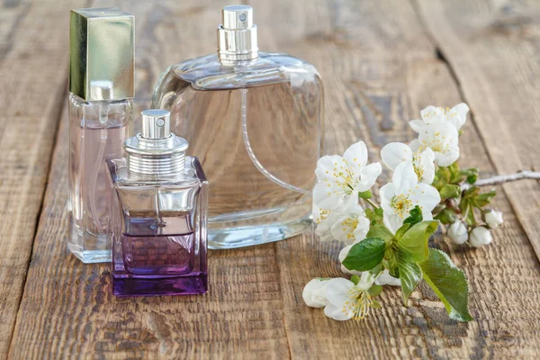 Flessen Parfum Met Tak Van Prachtige Jasmijnbloemen Houten Achtergrond Concept — Stockfoto