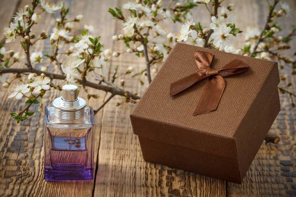 Pudełko Butelka Perfum Gałęziami Kwitnącej Wiśni Drewnianym Tle Koncepcja Dawania — Zdjęcie stockowe