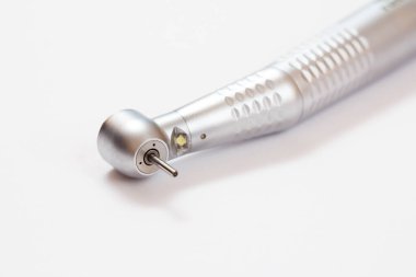 Beyaz arka planda yüksek hızlı diş fırçası şefi. Diş tedavisi için diş aletleri. Tıbbi aletler. Yakın çekim görüntüsü. Sığ alan derinliği.