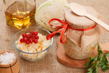 Cam kasede havuçlu mayalanmış lahana taze lahana, tuz, cam kavanoz ve çuval bezinde bir şişe yağ. Vejetaryen salatası. Tabak, U vitamini bakımından zengindir. Yemekler sağlığa iyi gelir..