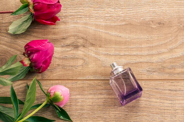 Butelka Perfum Jako Prezent Drewnianych Deskach Ozdobionych Kwiatami Piwonii Widok — Zdjęcie stockowe