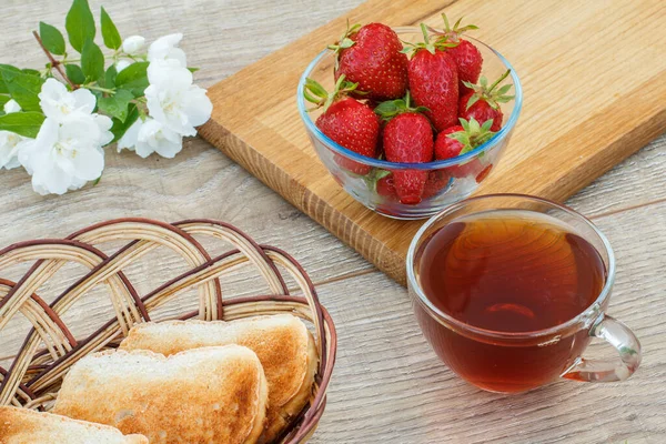 Glass Cup Tea Fresh Strawberries Wooden Cutting Board Toasts Wicker — Stock Photo, Image