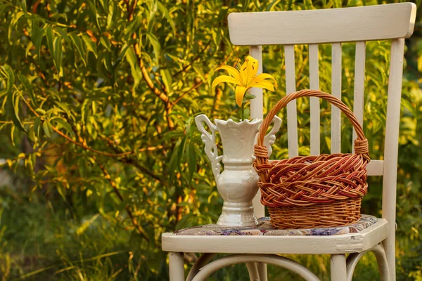 Cesta Mimbre Jarrón Con Flor Lirio Amarillo Silla Vieja Fondo — Foto de Stock