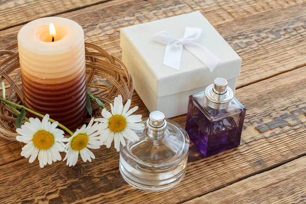 Buquê Camomilas Perfumes Vela Acesa Caixa Presente Branca Tábuas Madeira — Fotografia de Stock