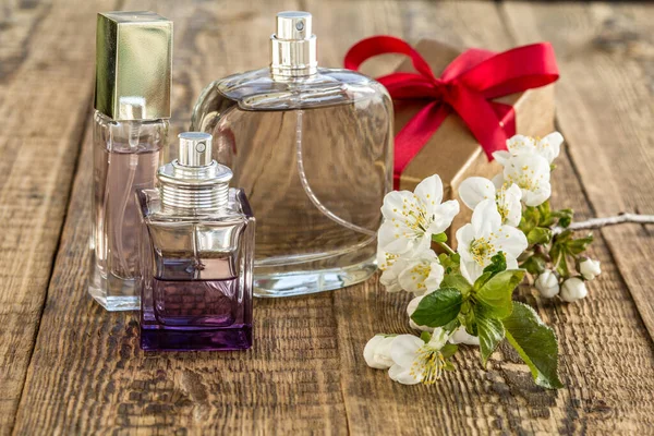 Pudełko Perfumami Gałązką Pięknych Kwiatów Jaśminu Drewnianym Tle Koncepcja Dawania — Zdjęcie stockowe