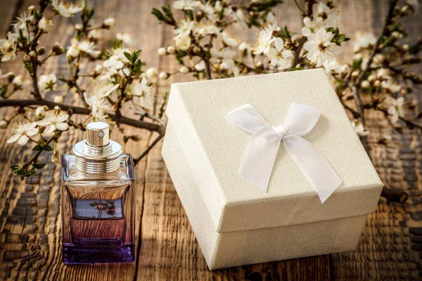 Pudełko Butelka Perfum Gałęziami Kwitnącej Wiśni Drewnianym Tle Koncepcja Dawania — Zdjęcie stockowe