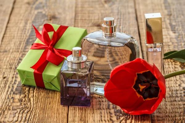 Confezione Regalo Avvolta Con Nastro Rosso Bottiglie Profumo Tavolette Legno — Foto Stock