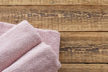 Eski ahşap tahtalarda yumuşak havlular. Üst görünüm.