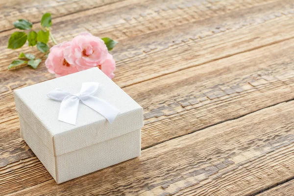 Bílá Dárková Krabice Starých Dřevěných Prknech Zdobených Růžemi Horní Pohled — Stock fotografie