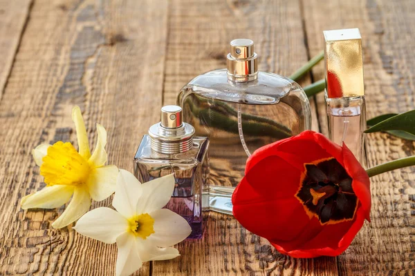 Garrafas Perfume Velhas Tábuas Madeira Com Buquê Tulipa Vermelha Narcisos — Fotografia de Stock