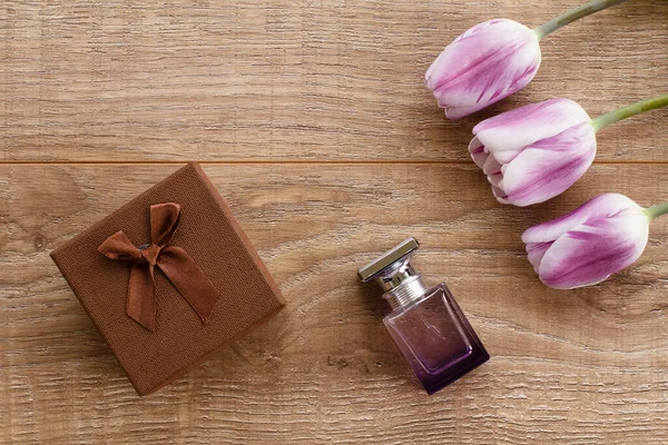 Fles Parfum Bruine Geschenkdoos Houten Planken Met Lila Tulpen — Stockfoto