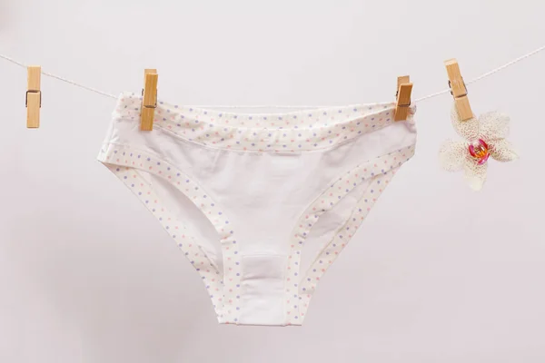 Nouvelle Culotte Sur Corde Linge Avec Des Pinces Linge Fleur — Photo