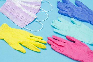 Kişisel koruma için farklı renkte lateks eldivenler ve tıbbi maskeler. Üst Manzara. Coronavirus koruyucu kiti kavramı.