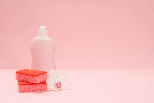 Πλαστικό Μπουκάλι Υγρό Πιάτων Σφουγγάρια Και Ένα Λουλούδι Ορχιδέας Στο — Φωτογραφία Αρχείου