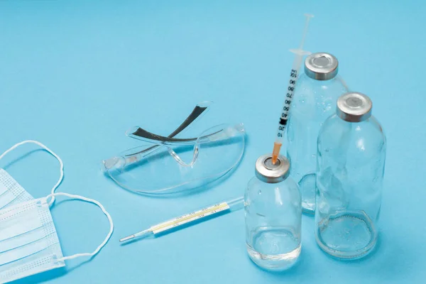 Frascos Vidrio Para Medicamentos Líquidos Una Jeringa Para Inyección Gafas — Foto de Stock