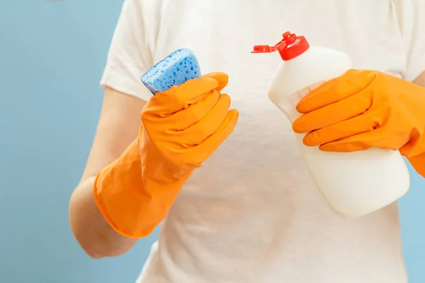 Mujer Con Una Camiseta Sosteniendo Una Esponja Una Botella Plástico — Foto de Stock