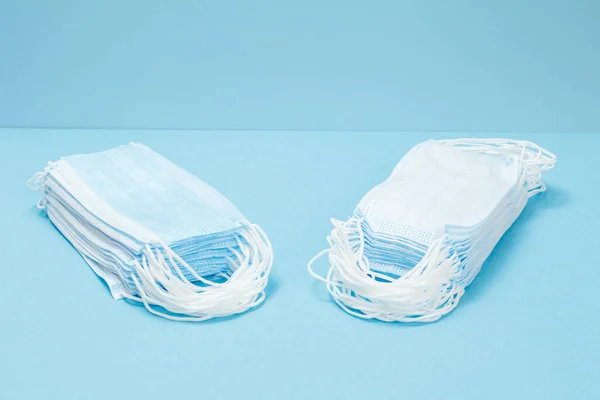 Deux Piles Masques Protection Médicale Sur Fond Bleu Équipement Protection — Photo