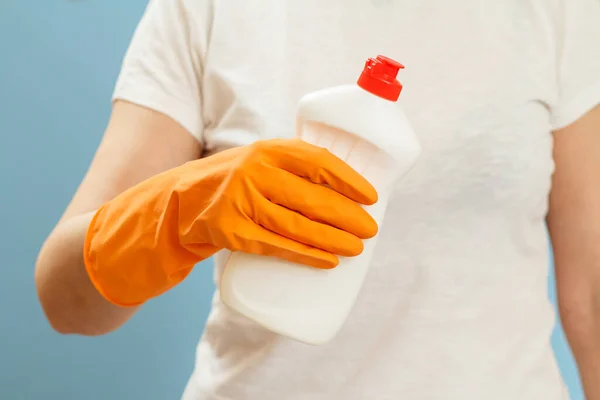 Mujer Con Una Camiseta Blanca Sosteniendo Una Botella Plástico Líquido — Foto de Stock