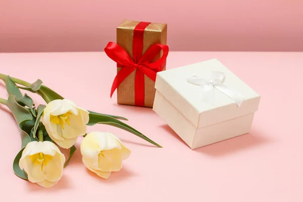 Scatole Regalo Con Bellissimi Tulipani Gialli Sfondo Rosa Vista Dall — Foto Stock