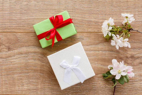 Cajas Regalo Con Ramas Cerezos Florecientes Manzanos Fondo Madera Vista — Foto de Stock