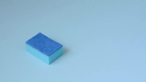 Esponja Está Una Superficie Azul Una Mano Masculina Guante Goma — Vídeos de Stock