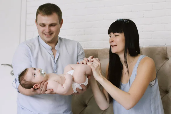 Família feliz que consiste no menino da mãe e do pai. relações familiares felizes . — Fotografia de Stock