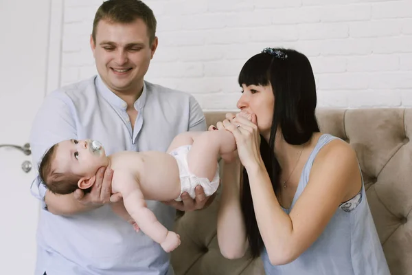 Família feliz que consiste no menino da mãe e do pai. relações familiares felizes . — Fotografia de Stock