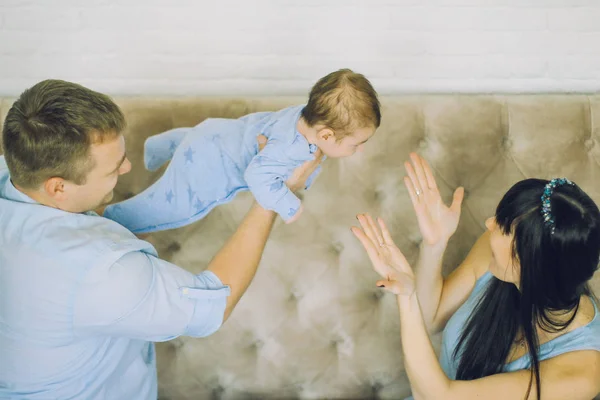 Familia feliz que consiste en el bebé de mamá y papá . — Foto de Stock