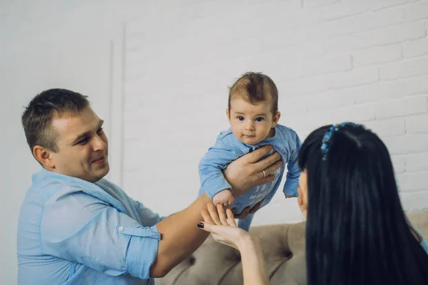 Família feliz que consiste no menino da mãe e do pai. relações familiares felizes . — Fotografia de Stock