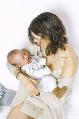 uyku, annenin kolunda ağlıyor yeni doğan bebek çocuk